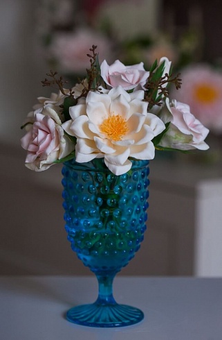Букет розы в голубом стеклянном бокале в школе лепки "Искусство японской глины"