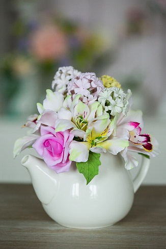 Розы, гиацинты, альстромерии и орхидеи в чайничке в школе лепки "Искусство японской глины"